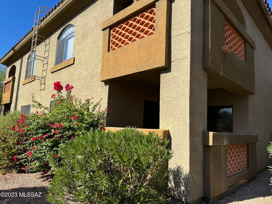 Spacious one-bedroom condo with a private patio and storage. Washer and Dryer. Closet space includes a linen closet, walk-in closet in the bedroom and a walk-in pantry. The community is a 24-hour gated community and features two resort style pools, a fitness center, and a volleyball area. Your new home is close to shopping, dining, hiking and golf. Make an appointment now to view this condominium.