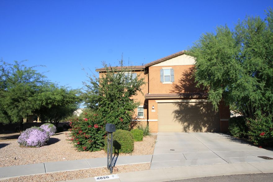 Spacious 3bdr/2.5ba home w/upstairs Loft!
Beautiful kitchen w/Granite counters, stainless steel appliances, tons of cabinet/counter space and bar seating.
Master bedroom upstairs offers mountain views and walk-in closet!
Half bath downstairs is great!
Bonus Loft area perfect for Den/Office.
Laundry room is upstairs for easy access!
Huge backyard w/loads of room to roam. Downstairs is getting brand new flooring installed!