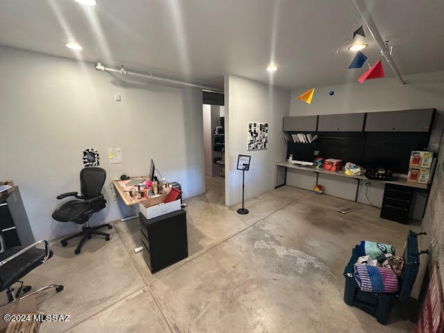 2102 N Country Club Road 9