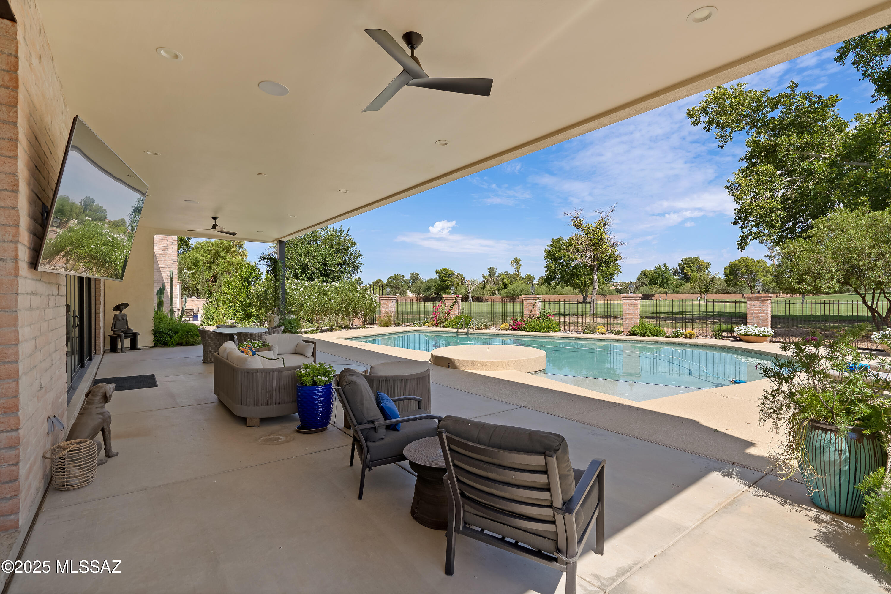 8021 N Della Robia Place