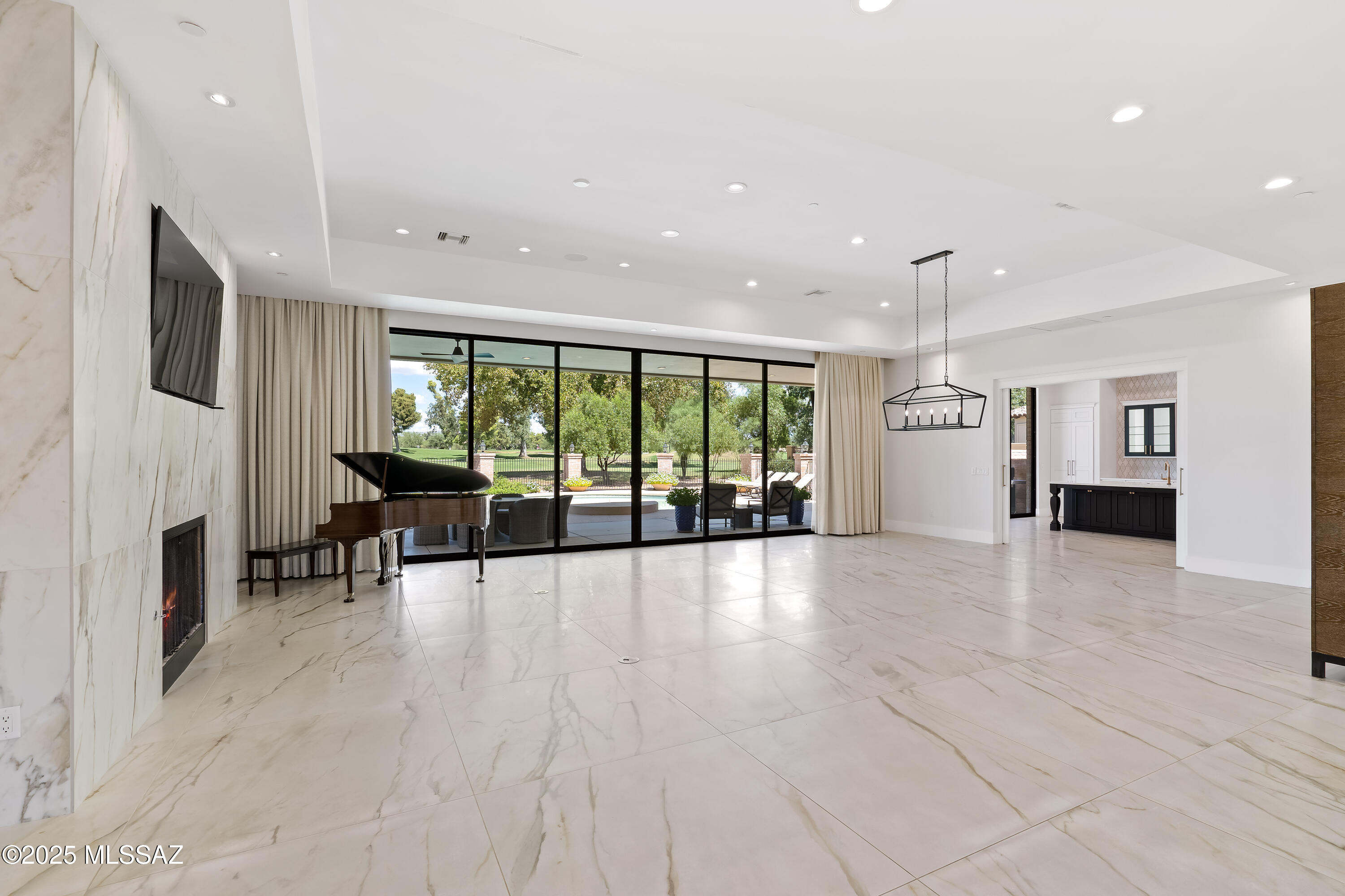 8021 N Della Robia Place