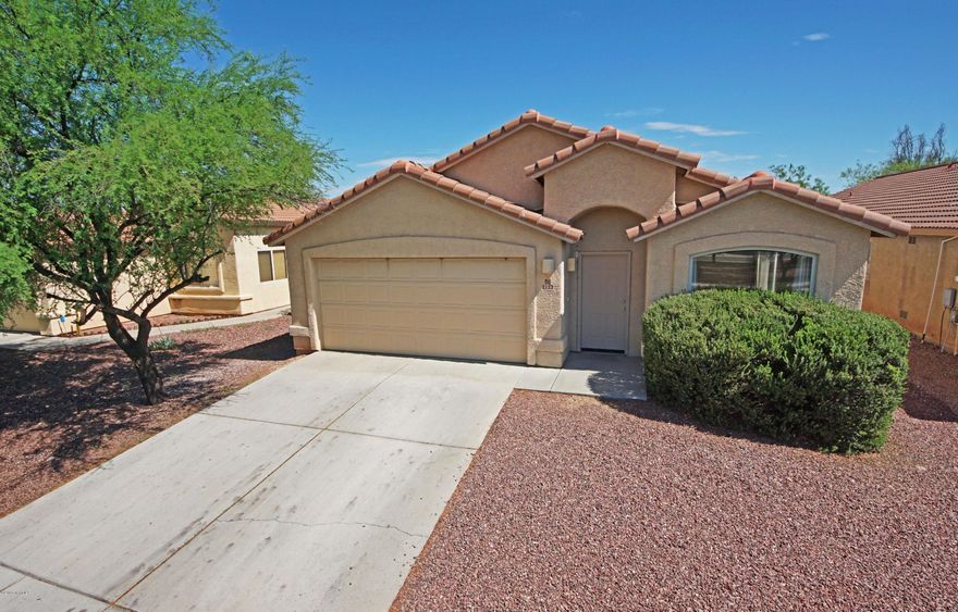 Super Sharp 4 Bedroom 2 Bath Contemporary in Quiet Near Westside Neighborhood! Open the Door to Dramatic Cathedral Ceilings and Open Flowing Floor Plan with Fresh Paint and Beautiful Ceramic Tile Throughout! You’ll Love the Great Island Kitchen Overlooking the Breakfast Nook and Large Family Room with Cozy Fireplace! The Split Bedroom Plan Affords Great Privacy with 2 Guest Bedrooms in One Wing and the Spacious Master Bedroom and Bedroom 4/Office in Another! Beautiful Condition and Move-In Ready with Little Park Across the Street!