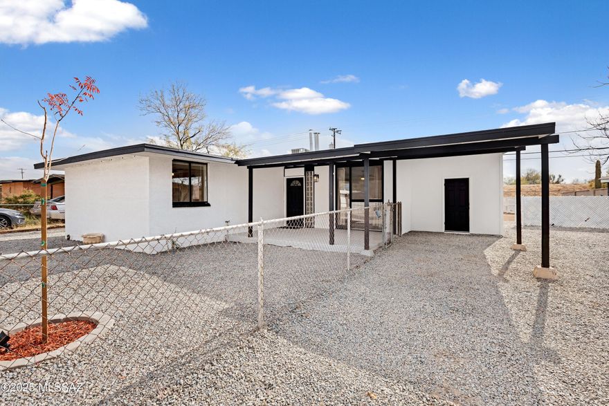No HOA! This Cozy Newly updated 3Bd/2Ba featuring a spacious family room with a wood-burning fireplace is a must see! Remodeled kitchen, white cabinets, granite countertops, recessed lighting. Laminated tile throughout and new carpet and new ceiling fans in all bedrooms. Stainless Steel  applicances.