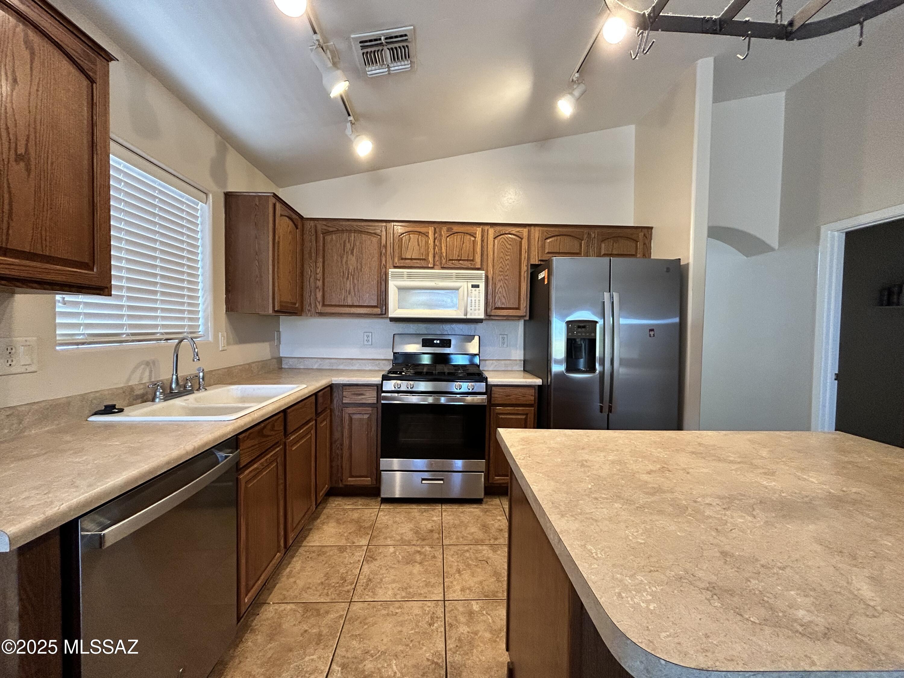 Rancho Del Lago (1-100) - Residential Lease