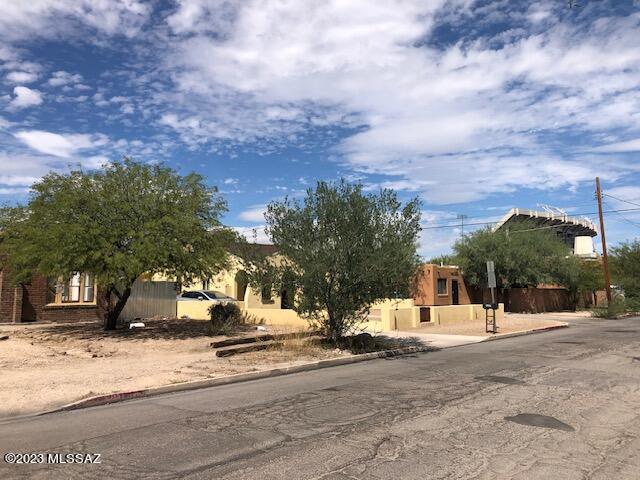 323 N Warren Avenue 17