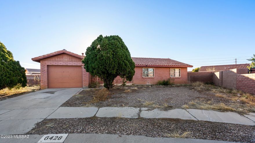 This beautiful solid brick Reszi home is well maintained. Huge 1'4 acre corner lot, covered patio & separate ramada. This home is painted in neutral colors and has good lighting. Has good-sized windows and a double door to the backyard. See for yourself!
