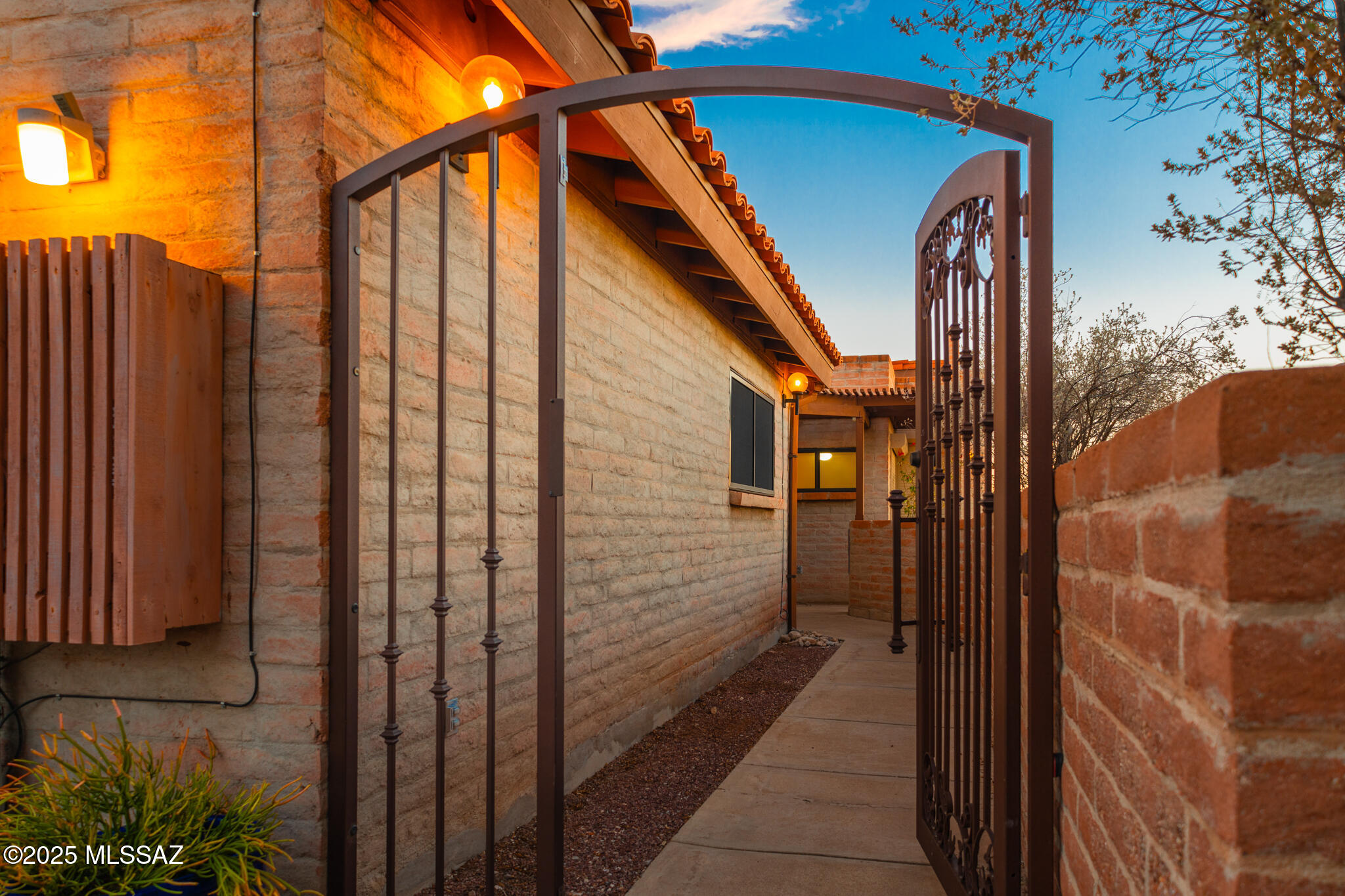 1900 E Campbell Terrace