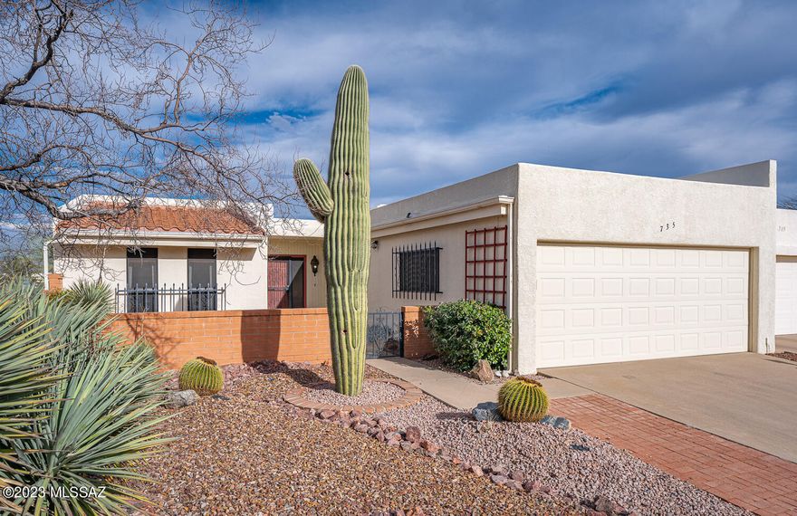 WELCOME TO CENTRALLY LOCATED, COVETED TOWNHOUSE VI.  THIS SPACIOUS END-UNIT HOME IS SITUATED ON PART OF TH6'S 22 ACRES OF COMMON AREA! MANY WALKING PATHS MEANDER THROUGHOUT THE 89 HOME COMPLEX - ALL HOMES ARE SEPARATED BY LUSH DESERT GREENBELT!   ENTER THE HOME THROUGH A GATED COURTYARD.  FOYER LEADS TO THE GRACIOUS GREATROOM! ENJOY COZY EVENINGS WITH THE KIVA BEEHIVE FIREPLACE! THIS LARGEST MODEL HAS A SPACIOUS FAMILY-FLEX ROOM OFF THE KITCHEN.  A BREAKFAST BAR AND A WET BAR COMPLETE THE PACKAGE!  SMALL OFFICE OFF THE KITCHEN.  LOTS OF CABINETS FOR PLENTY OF STORAGE IN THE BRIGHT KITCHEN! GRACIOUS OWNER'S ENSUITE WITH DUAL VANITIES! ENJOY YOUR MORNING COFFEE GAZING AT THE STUNNING SANTA RITA MOUNTAINS FROM YOUR COVERED PATIO AND NICELY LANDSCAPED BACKYARD.  GVR FACILITIES NEARBY. HURRY!