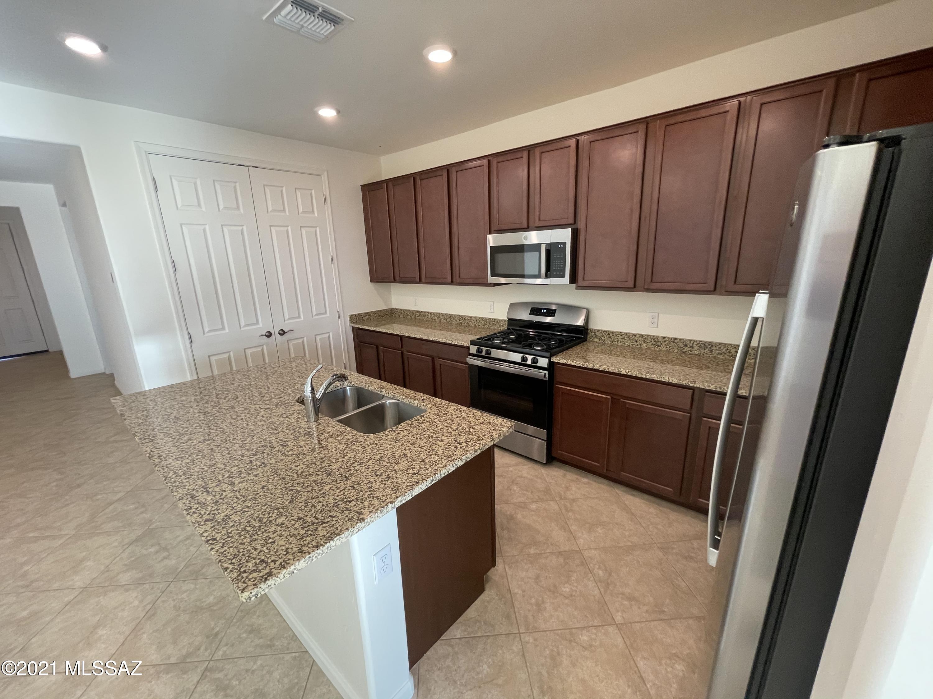 The Vistas At Rincon Knolls SQ20152600506 - Residential Lease