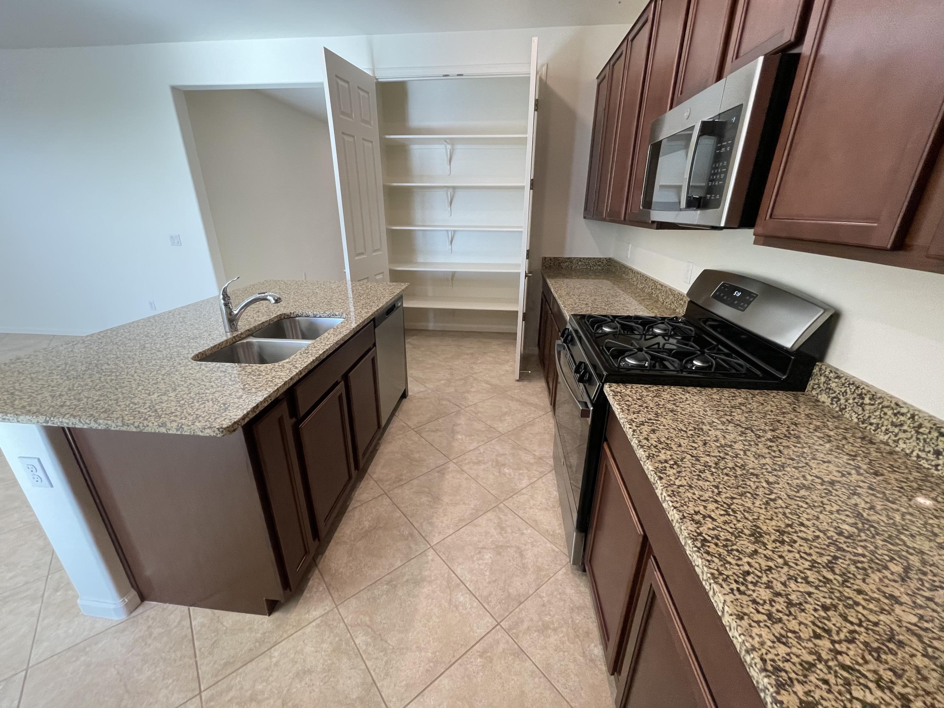 The Vistas At Rincon Knolls SQ20152600506 - Residential Lease