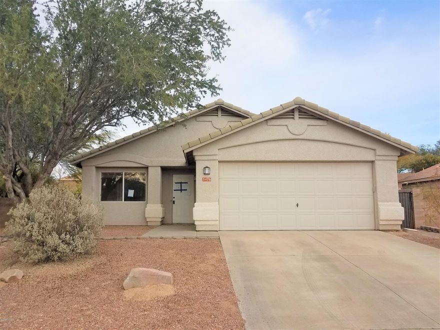 Great find in the Dove Mountain area.  This beauty is a 3 bedroom / 2 bathroom with high pitched ceilings.  The house has a living room, large kitchen with breakfast bar, dinning area and a family room.  All the bedrooms have large walk in closets.  You also get a built in BBQ under the back yard covered patio.  Do not let this one get away.  Online auction begins 02/10/18 and ends on 02/14/18.