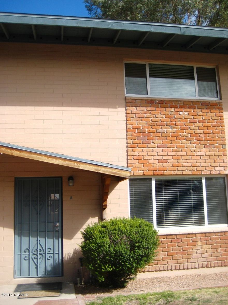 2bdr/1.5ba Townhome in Central Tucson. Spacious & Bright Living room, fenced patio area & community pool. Half bath downstairs & two bedrooms upstairs have entrance to full bath.