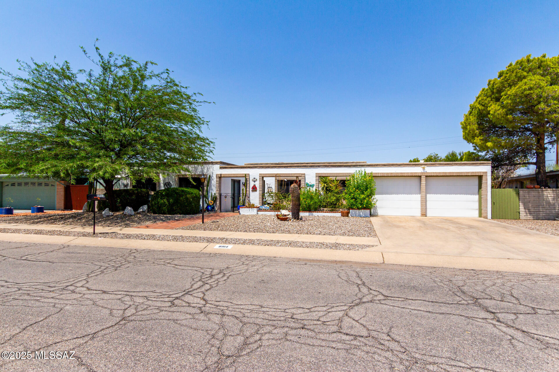 8914 E Maple Leaf Drive