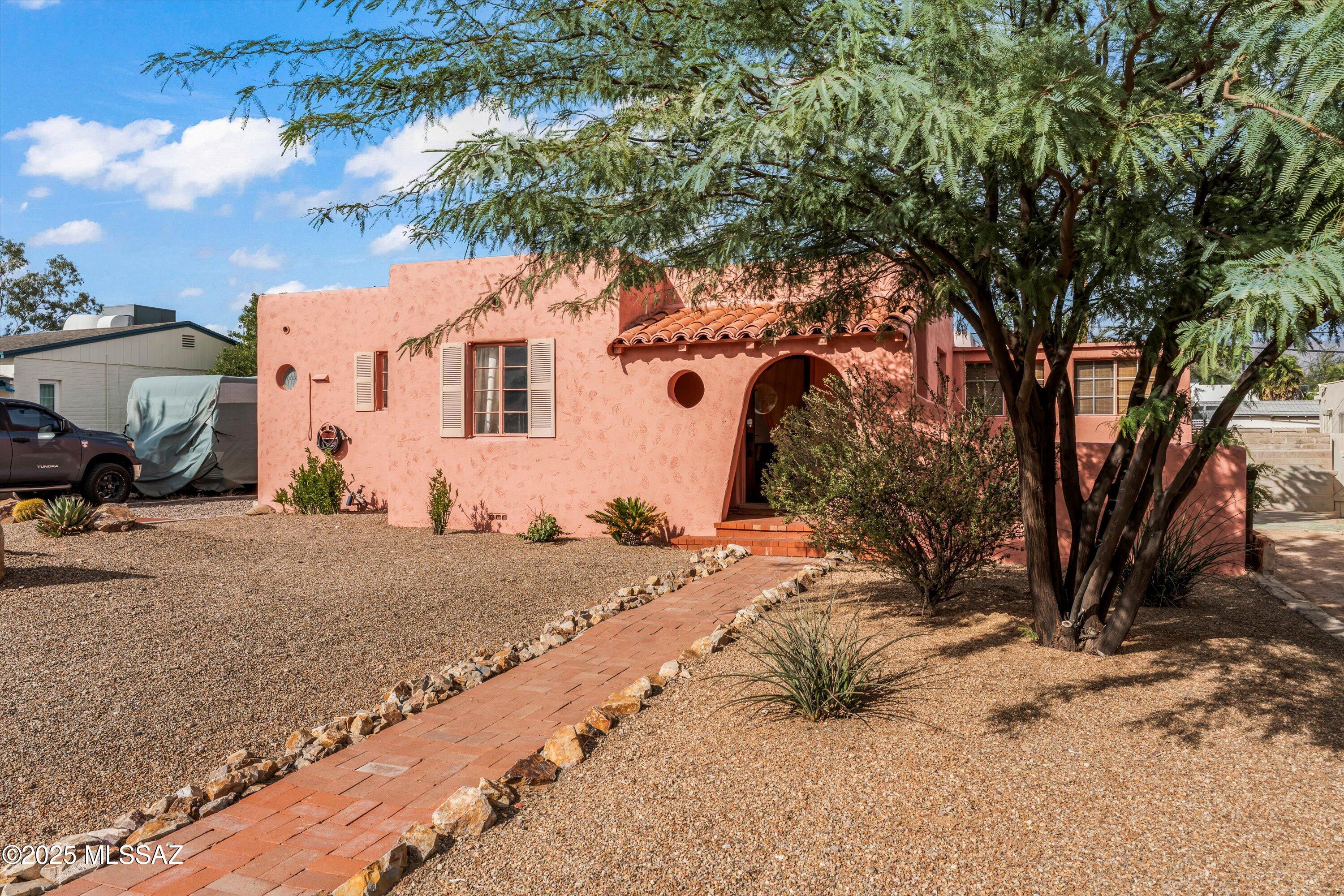 2921 E Lester Street