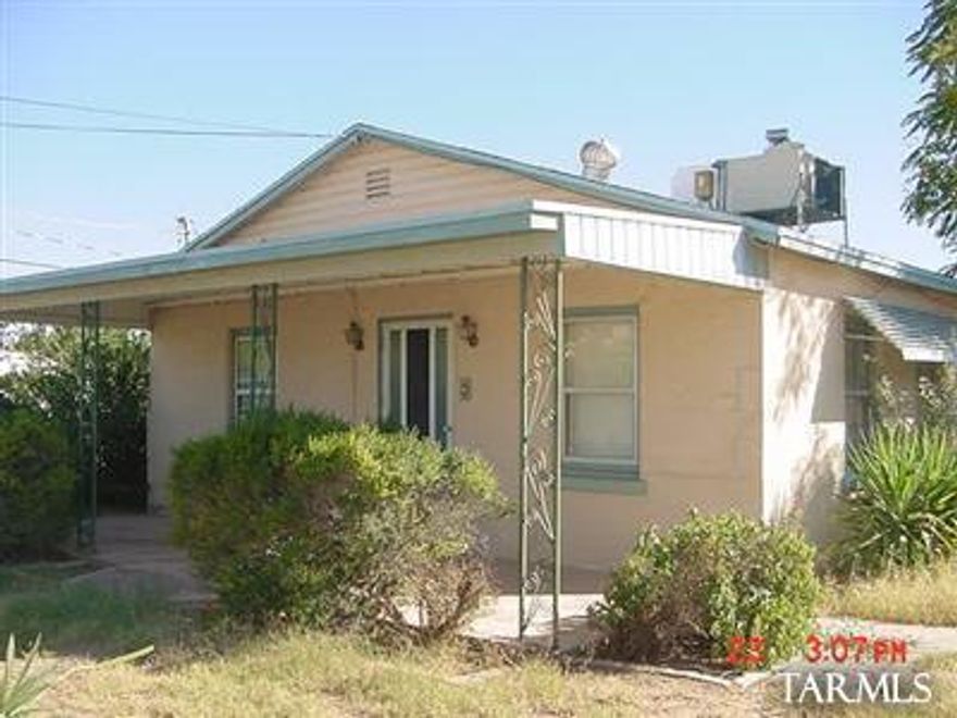 LARGE 2/2 home on cul de sac street. Spacious living room, large master bedroom with private bath. Lots of closets space. Big eat-in kitchen with room to move. Dual cooling for comfort and economy! Washer and dryer hook up. Covered patio and fenced yard for kids and pets. Just a couple of miles from UA or PCC, CALL TODAY, you dont want to miss this one!!