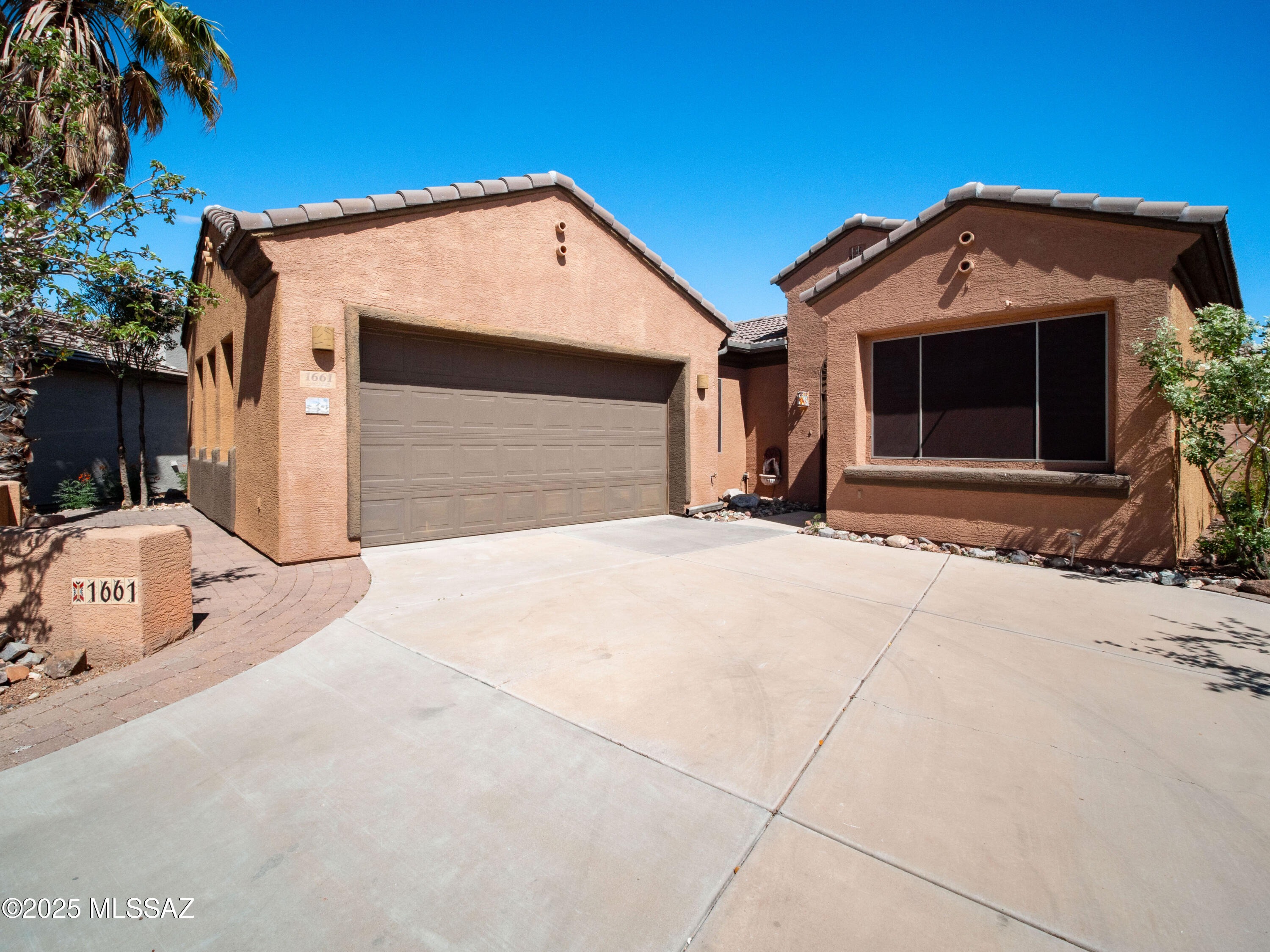 1661 W Acacia Bluffs Drive