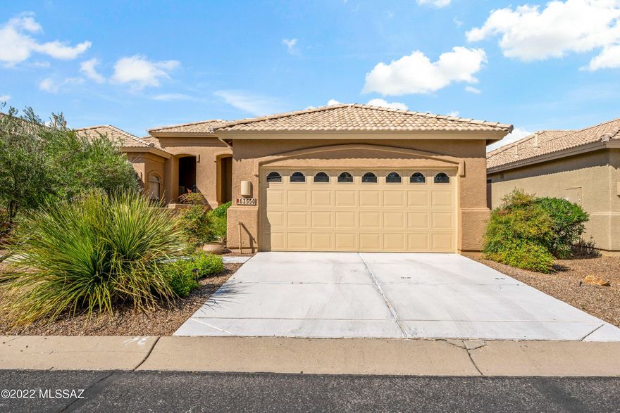 Exceptional 2BD/2BA with den Naples Villa located on the 7th green of the Mountain View Golf course in beautiful Saddlebrooke.   
Spend your mornings and evenings sitting in the screened in patio over looking the course and wildlife.  Kitchen has been upgraded with granite countertops, stainless steel appliances and soft closing drawers and cabinets.  HOA covers exterior paint, (recently painted in 2021), roof and landscaping.  Enjoy all the amenities of the Saddlebrooke lifestyle.