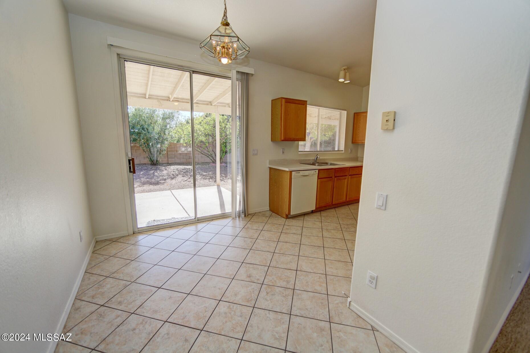 Hacienda Del Oro (1-879) - Residential Lease