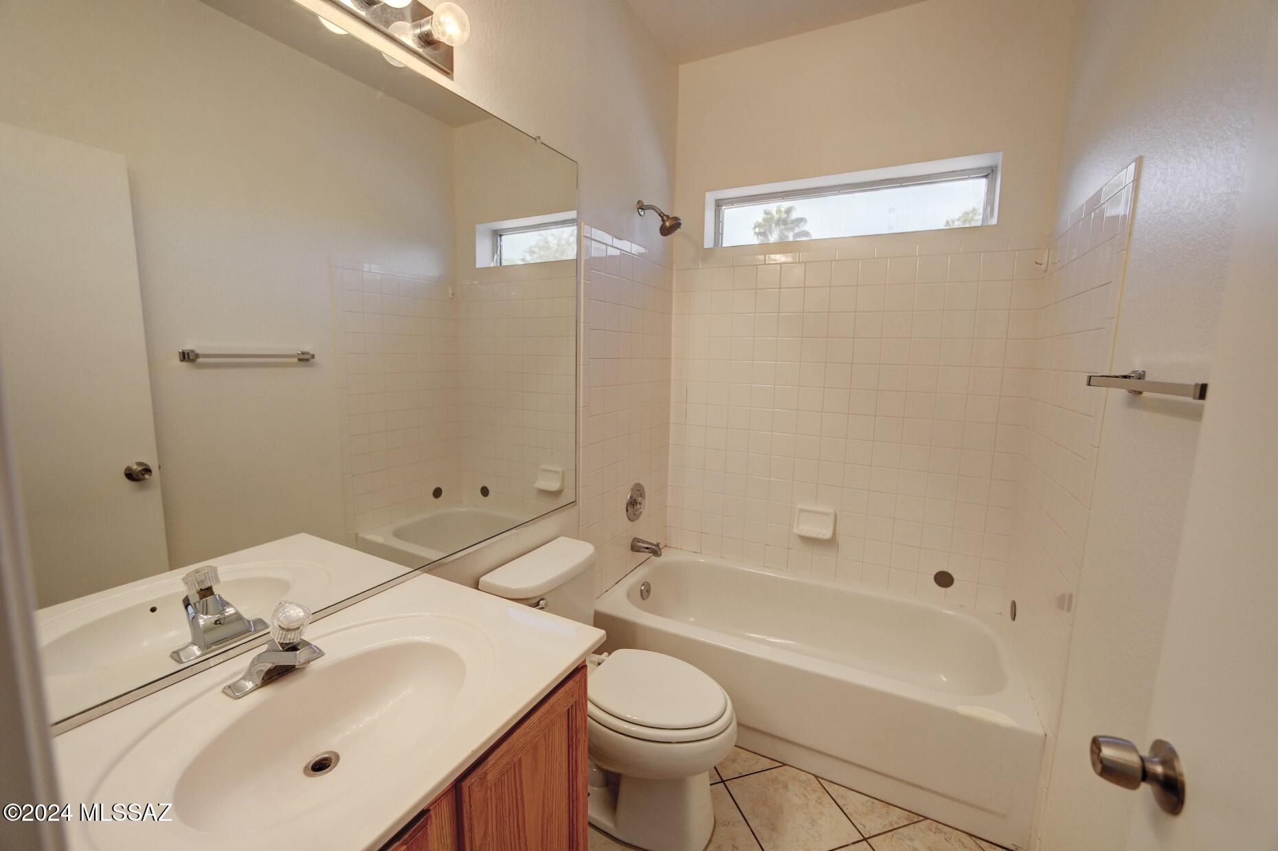Hacienda Del Oro (1-879) - Residential Lease