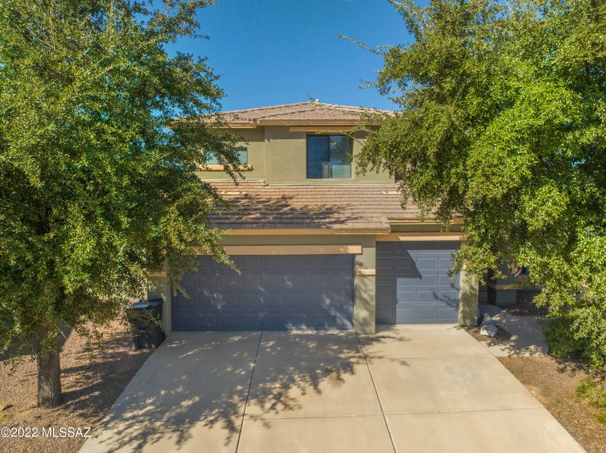 Stunning 4BD/2.5BA PLUS LOFT home in desirable Rancho Sahuarita neighborhood. Inside, you will find soaring ceilings, neutral colors, Tile & Oak Wood Flooring throughout! Beautiful kitchen opens up to great room- perfect for nights at home or entertaining. Incredible backyard offers gorgeous sunset views on spacious homesite, with no neighbors behind you, for maximum privacy. Paver patio spaces for indoor-outdoor living. Three car garage, new gas range & new toilets throughout. Easy access to clubhouse with great amenities. This one is a must-see!