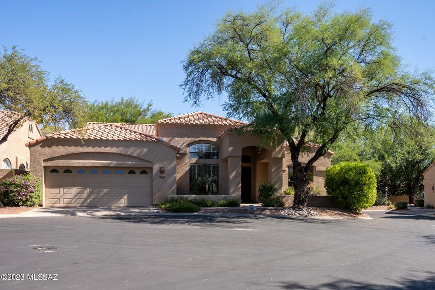 Largest Golf Villa model in Ventana Canyon CC on quiet & private cul de sac lot. 2567 Sq Ft 3 bed, 3 bath with heated pebble tec pool on private patio w/ kiva fireplace, built in BBQ and covered outdoor dining area. Great room with fireplace, kitchen w/granite & stainless appliances. Vaulted ceilings in every room. Jack & Jill guestrooms, separate powder room, large primary suite w/ access to patio. Lovely Spanish interior with plenty of charm & sunlight.
HOA includes 24hr manned gate, front landscaping maintenance & exterior painting. Shopping, dining & hiking are all nearby. New HVAC installed Oct 2023