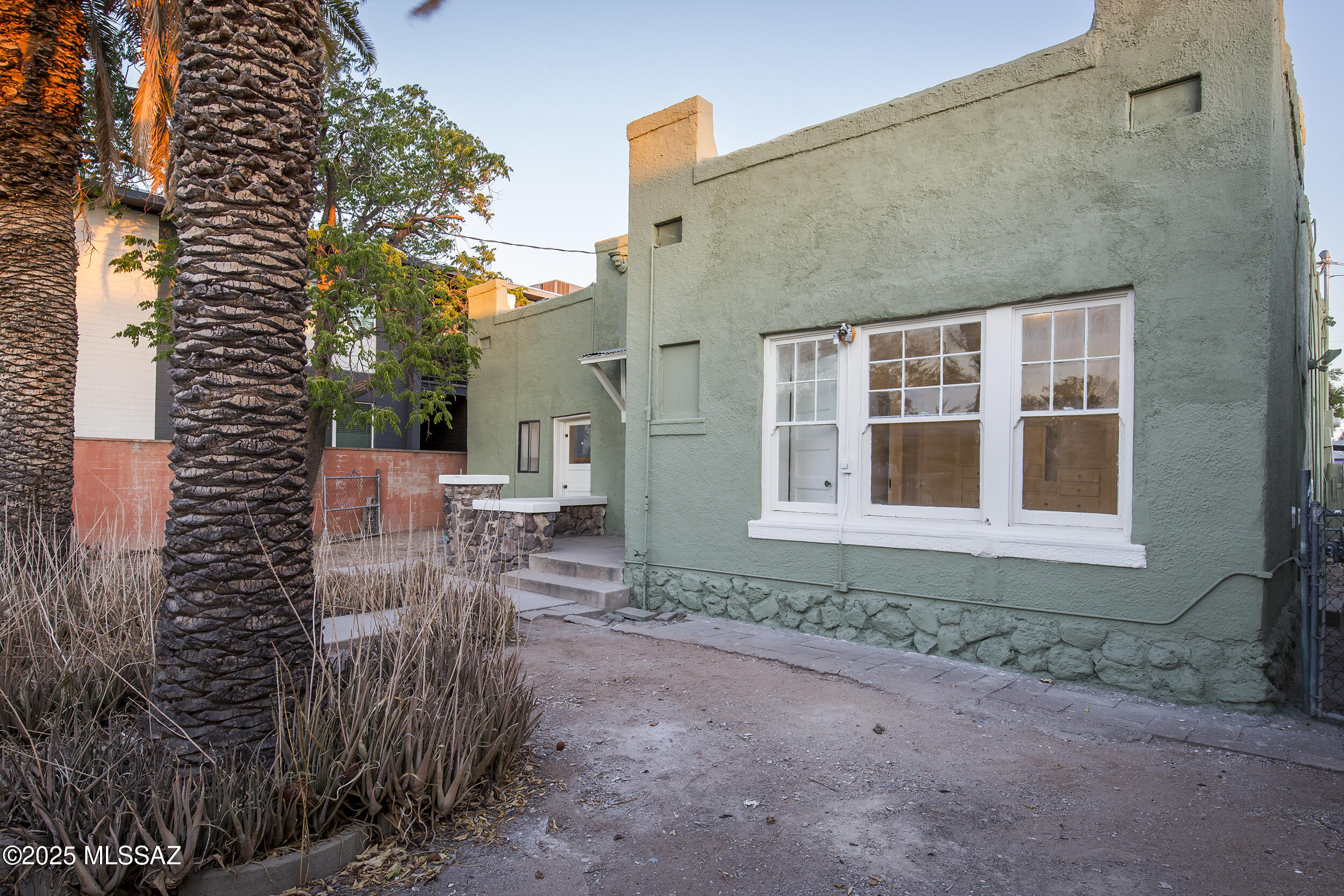 722 E 9th Street