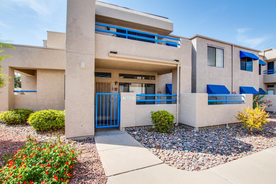 Beautiful 2 bedroom 2 bath 995 sq foot condo on the East side of Tucson. This luxurious condo features upgrades that are rare in this community.