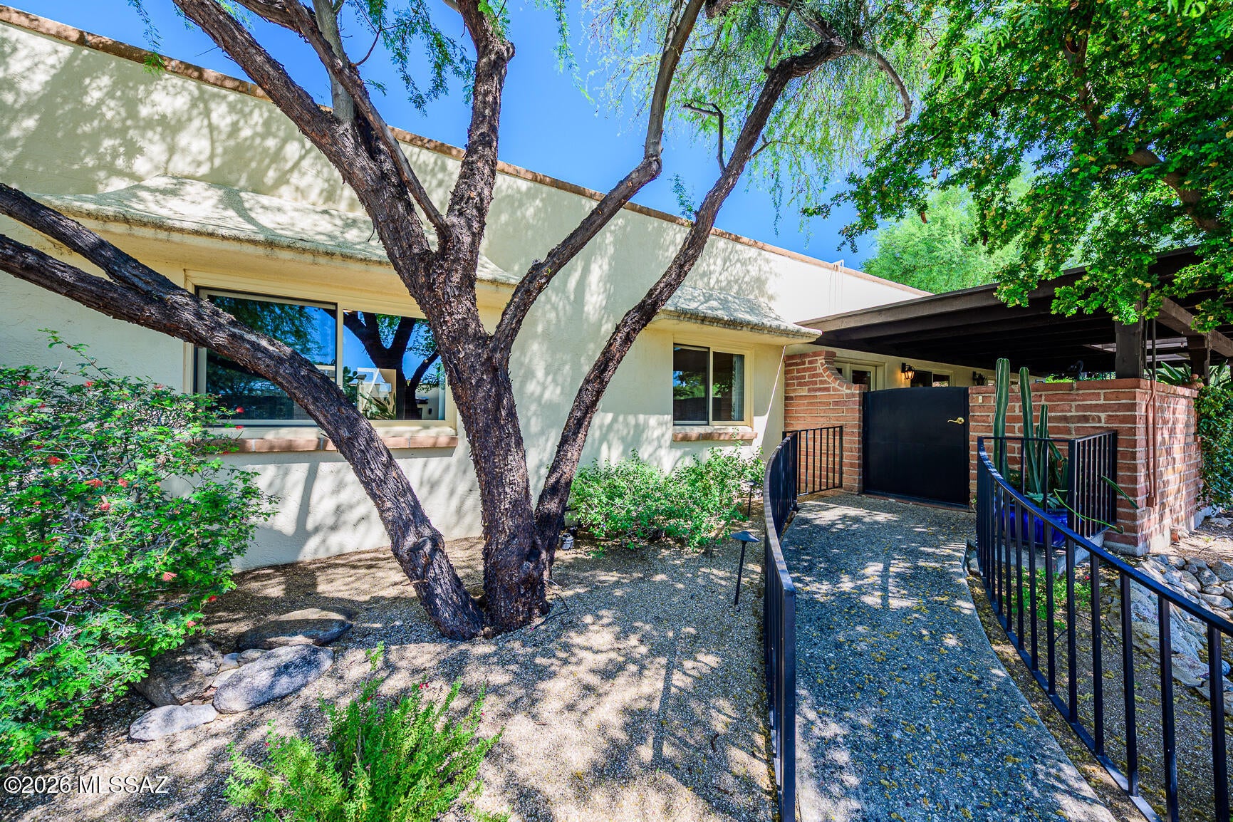 2575 E Avenida De Posada