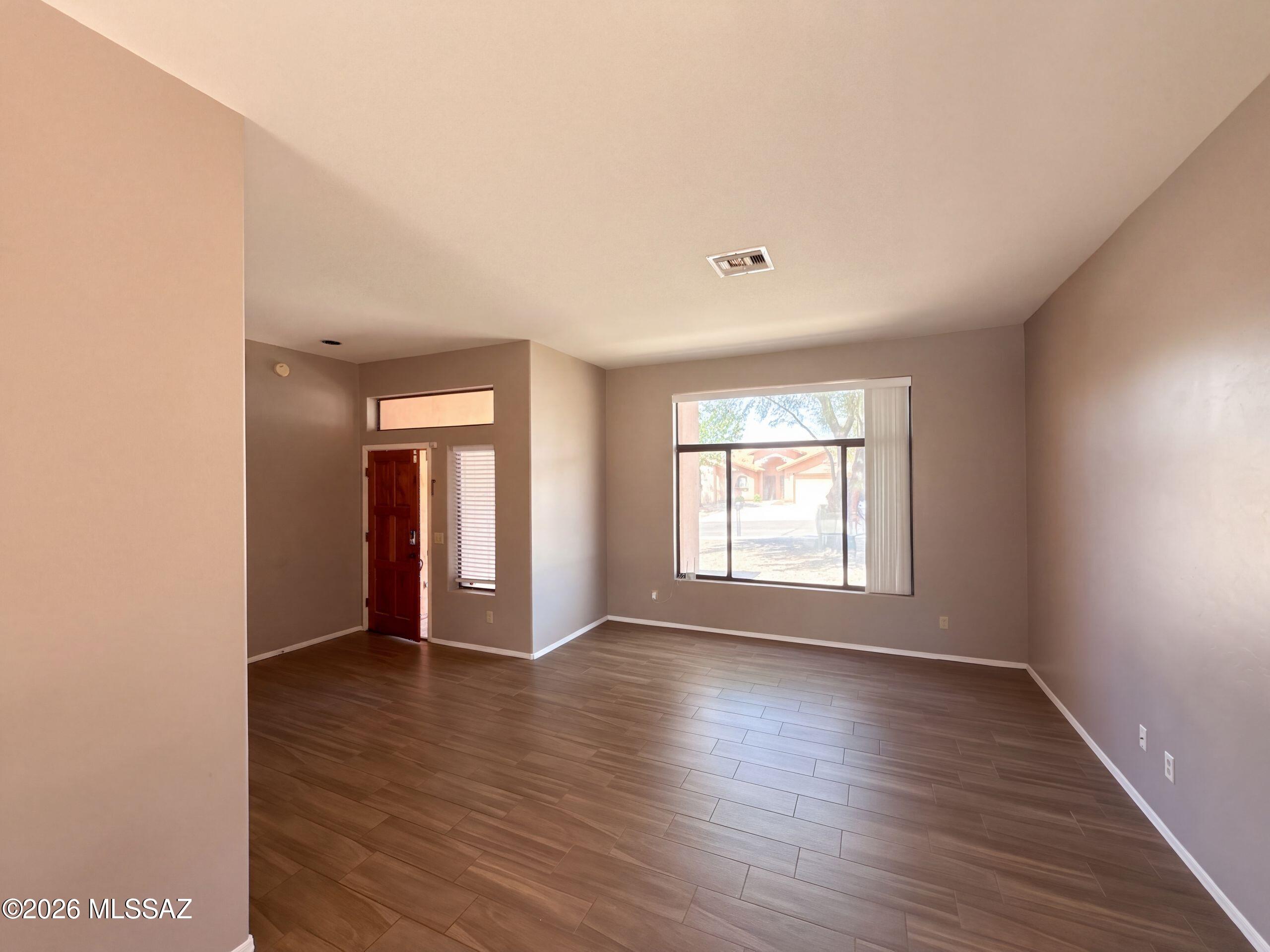 7086 N Avenida Adella