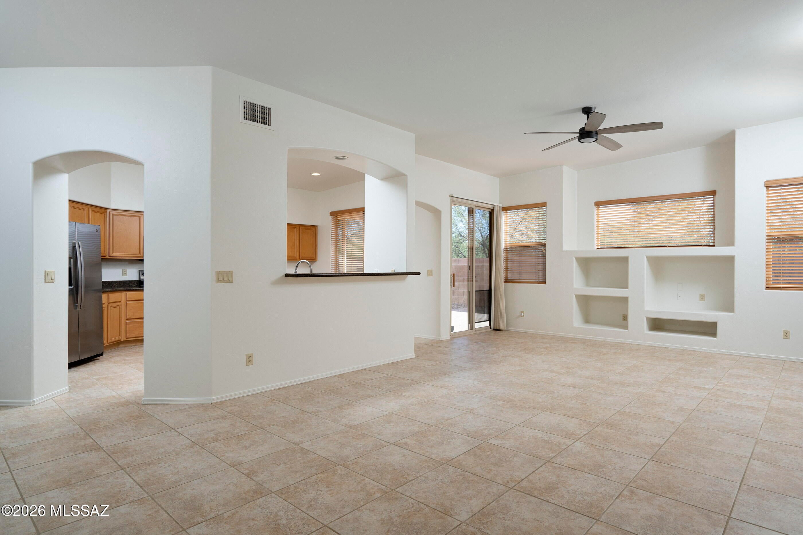 2622 N Avenue Valiente