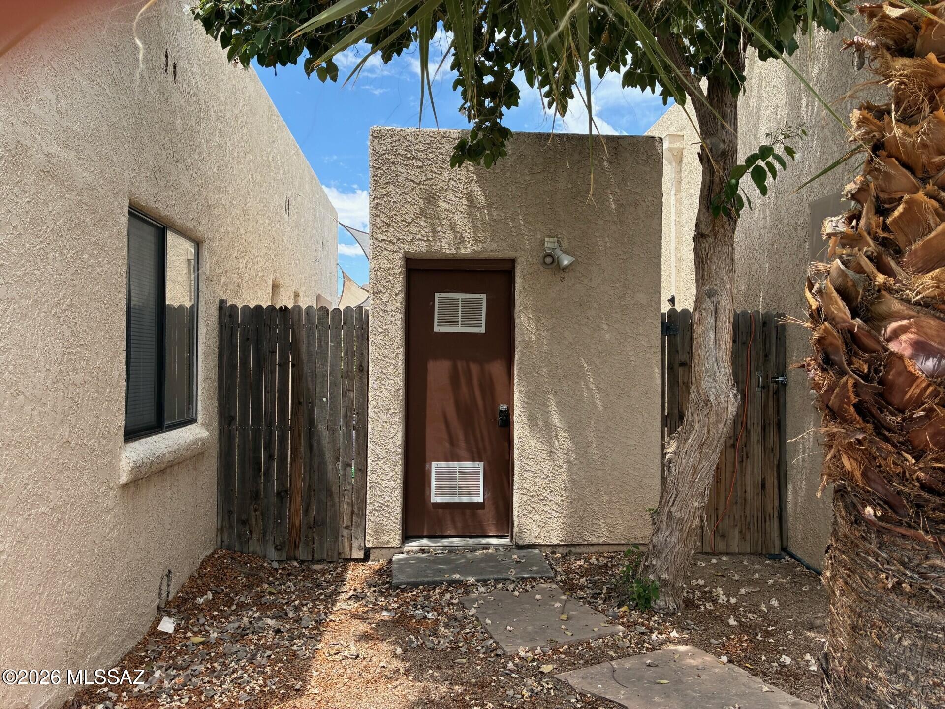 911 E Adams Street 911