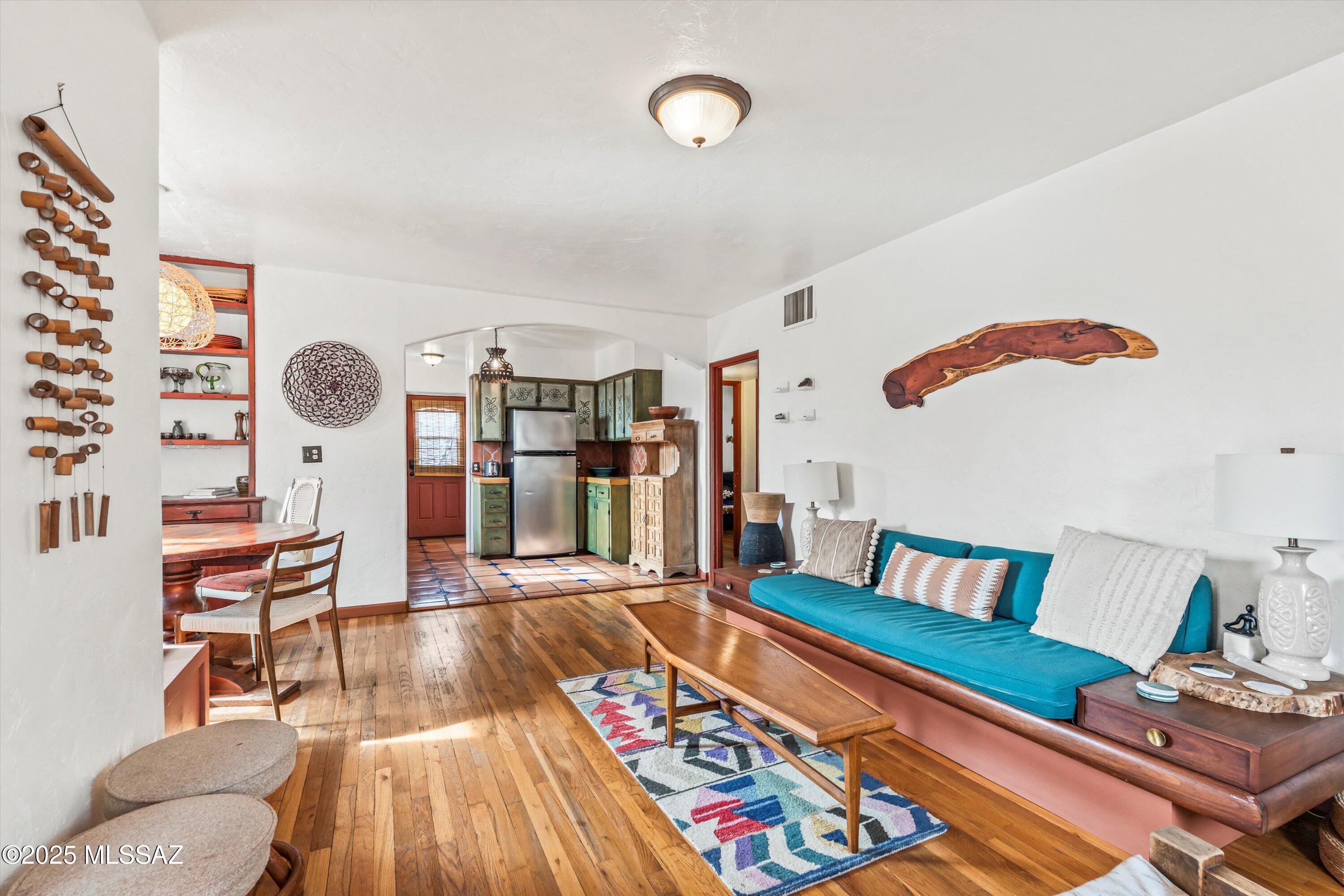 2921 E Lester Street