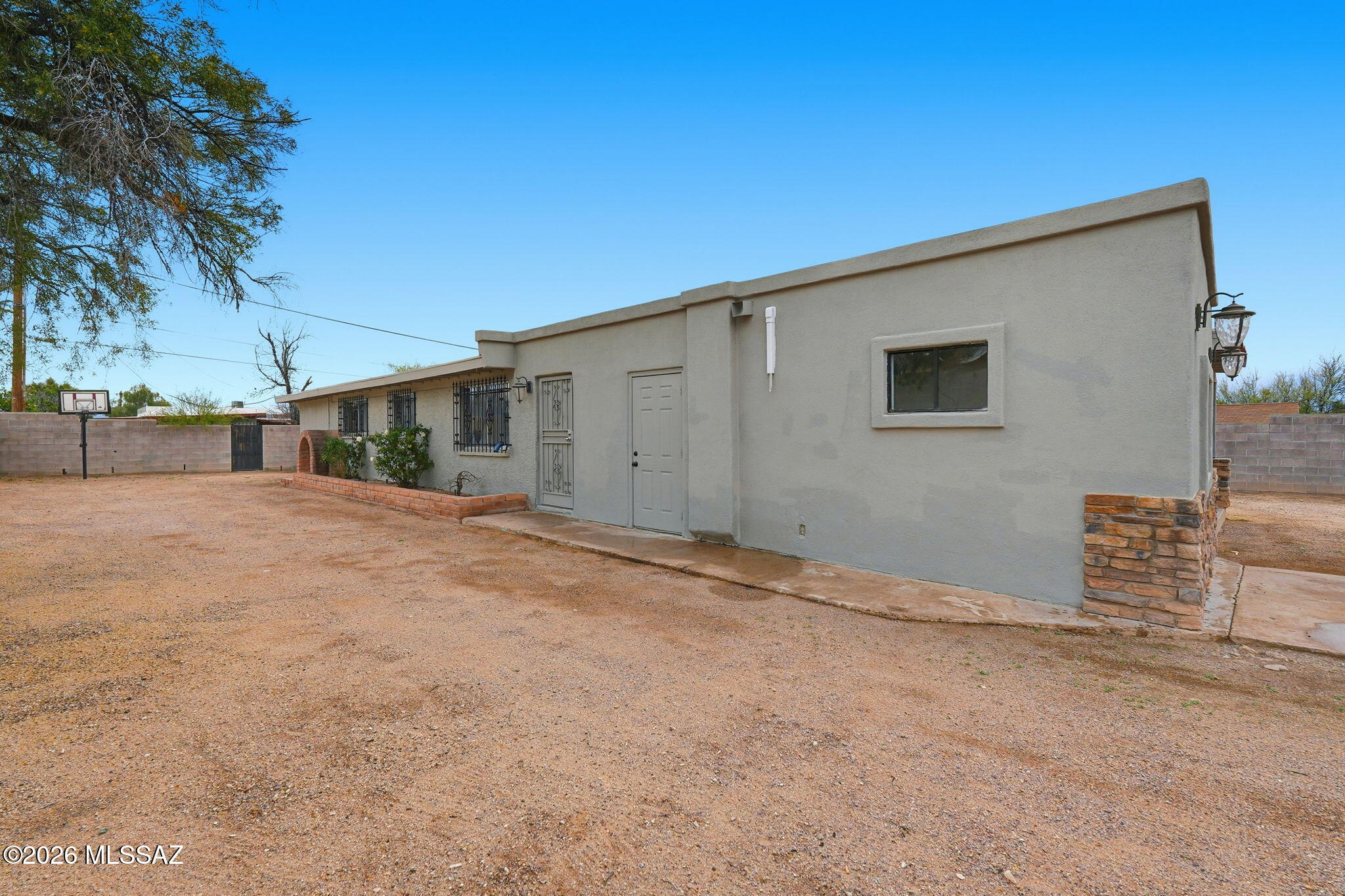 1633 S Camino Del Sierra