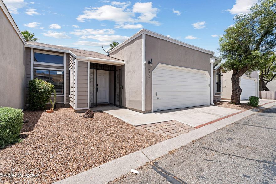There is a particular kind of north Tucson life; unhurried, immersed in desert beauty, quietly close to everything worth having. This Grove Pointe gem puts you inside it. This corridor rewards those who pay attention. Nourish your body with Whole Foods, Orangetheory, and YogaSix just minutes from your door. Step into serenity at Tohono Chul, one of the world's ten great botanical gardens. Catalina State Park anchors the northern edge, the Tucson Loop threads nearby for cyclists and runners, and the Catalinas hold the horizon. The evenings cool early here. For buyers who choose a home the way they choose a life - deliberately - here's your answer.