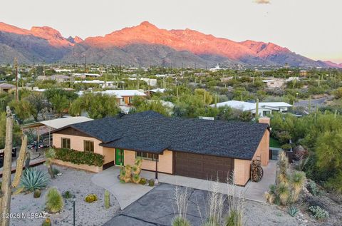 Photo of 815 E VÃ­a Lucitas, Tucson, AZ 85718 (MLS # 22607459)