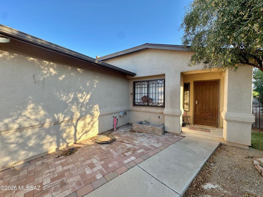Updated Midvale Park home with one of the larger lots in the neighborhood! Open living area, split-bedroom floor plan, covered patio, 2-car garage, and oversized backyard with endless potential. Convenient location near schools, shopping, parks, and I-19 access.