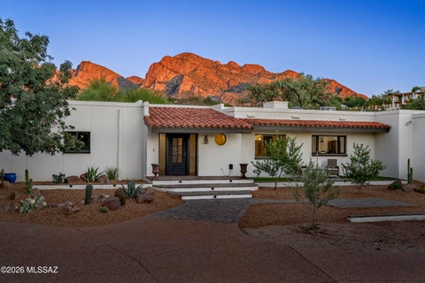 Photo of 575 W Valoro Drive, Oro Valley, AZ 85737 (MLS # 22624712)