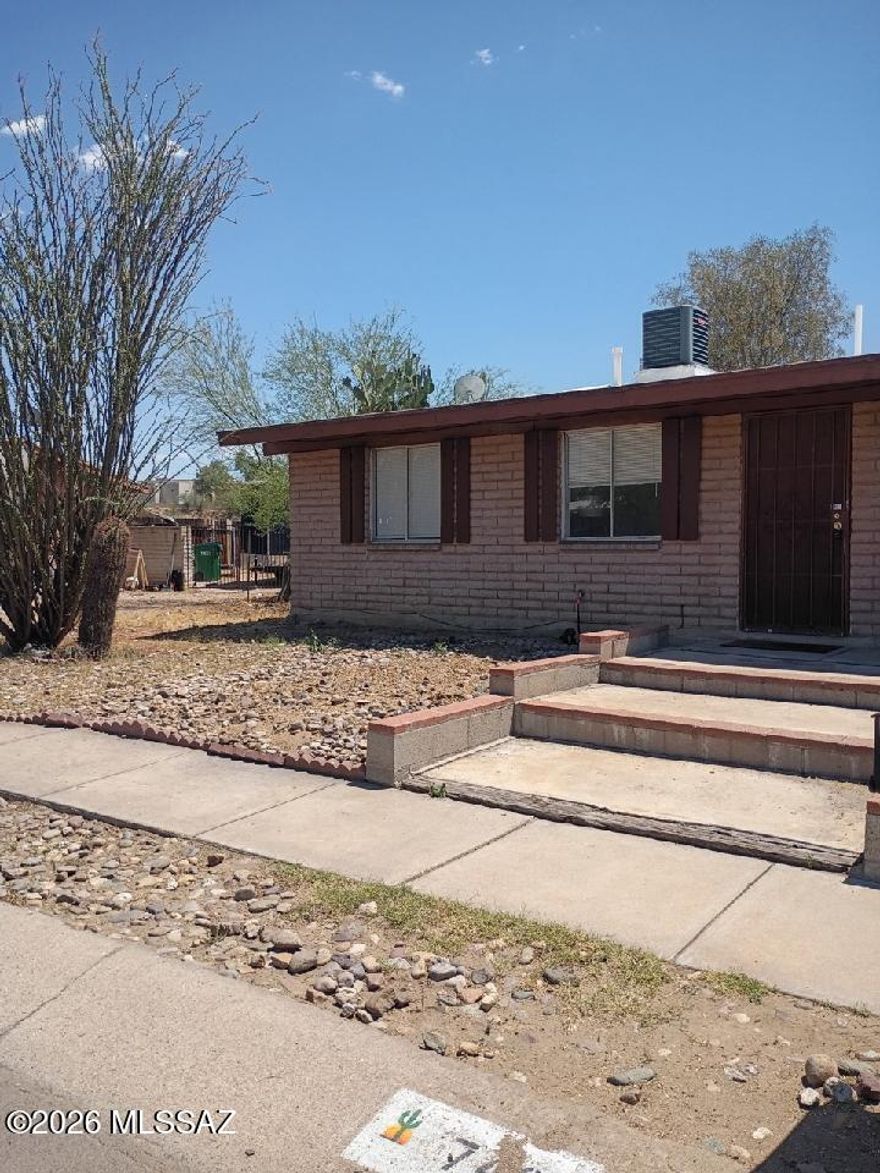 This home on Tucson's Northwest side is well maintained. This 3 bedroom home has a large backyard Heritage Hills is within walking distance to the loop and conveniently located with easy access to Interstate 10. Easy access to all that Tucson has to offer, including golf, YMCA, Pima College and endless shopping.