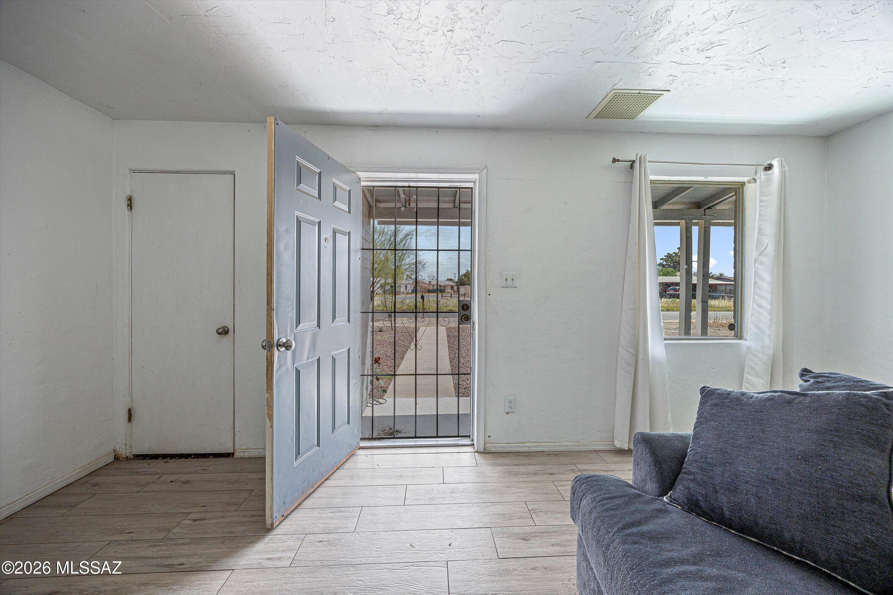3321 E Silverlake Road
