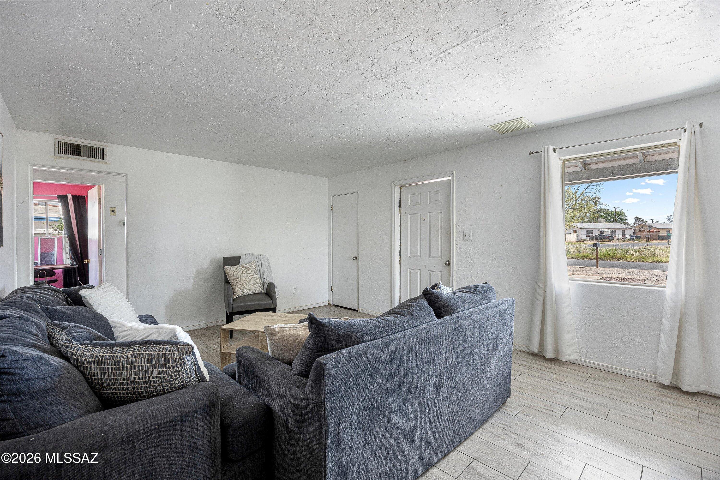 3321 E Silverlake Road