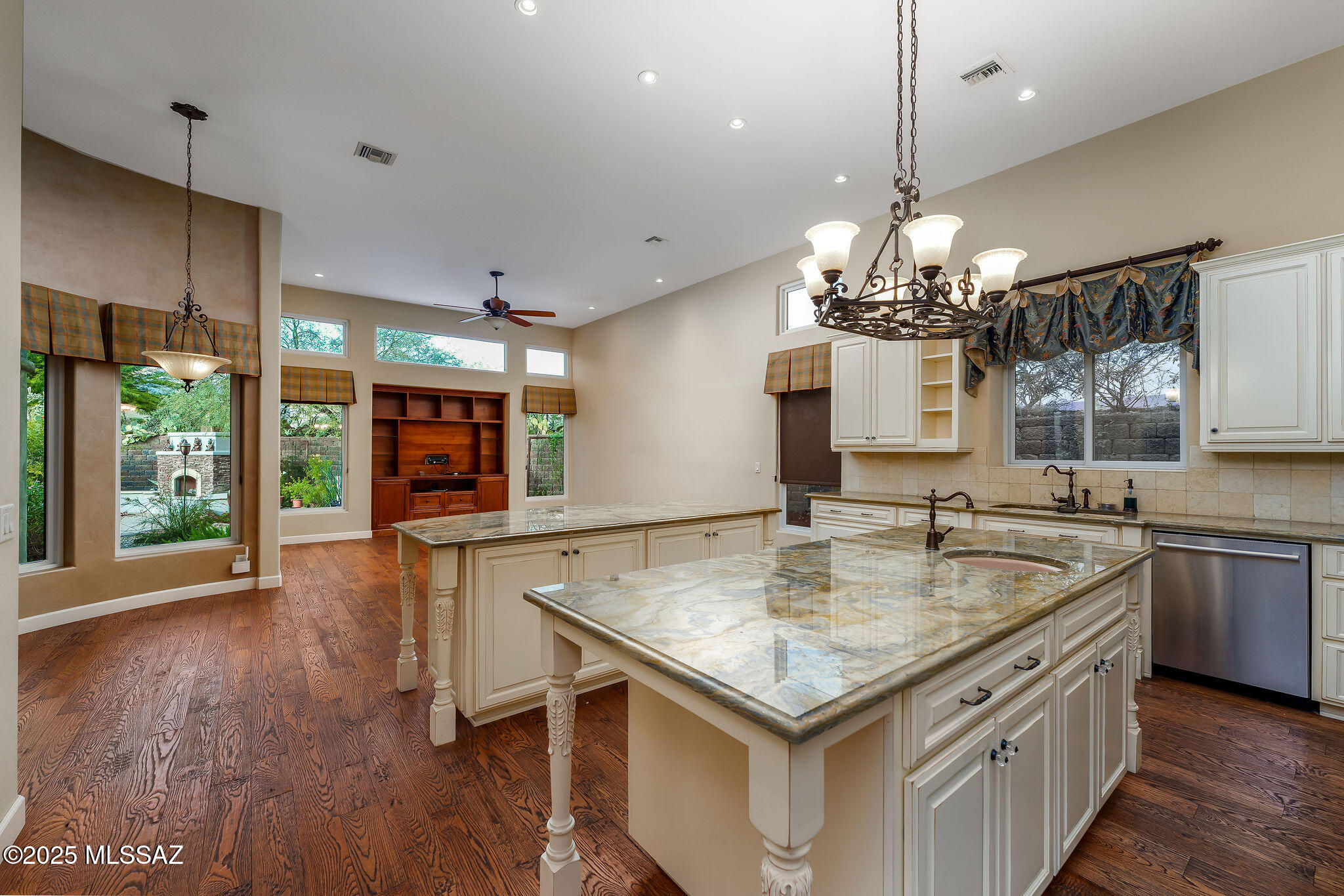 6129 E Coyotes Den Place