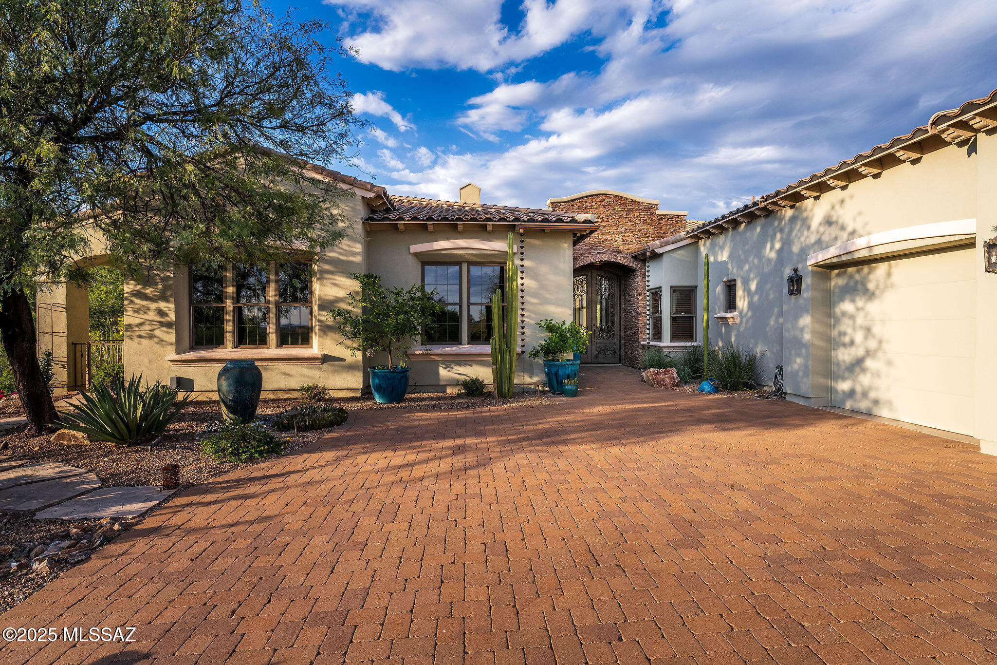 6129 E Coyotes Den Place