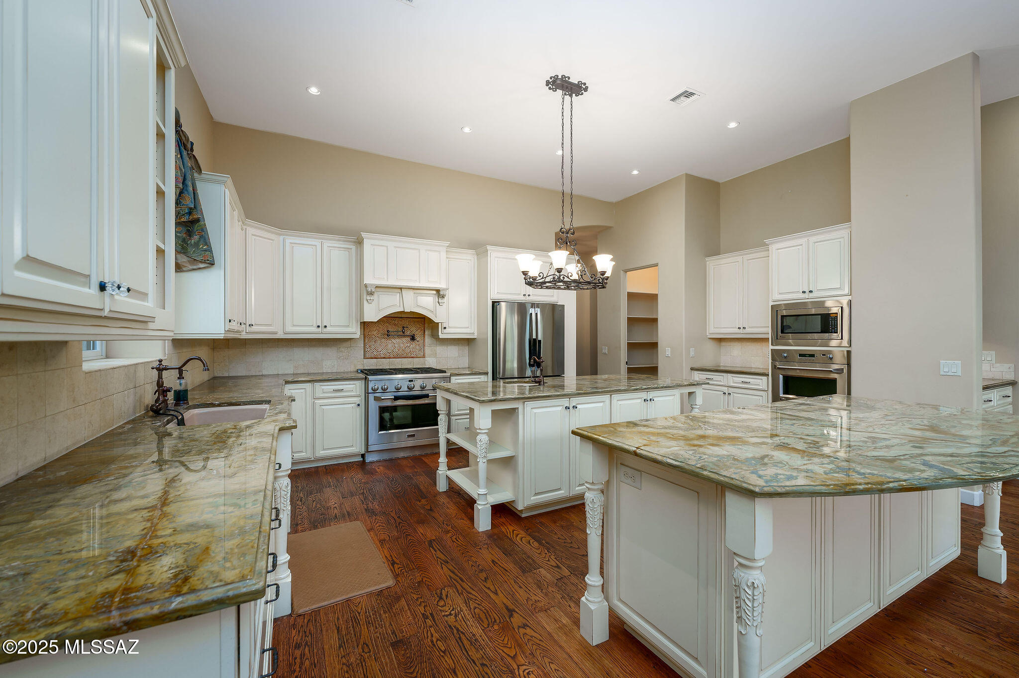 6129 E Coyotes Den Place