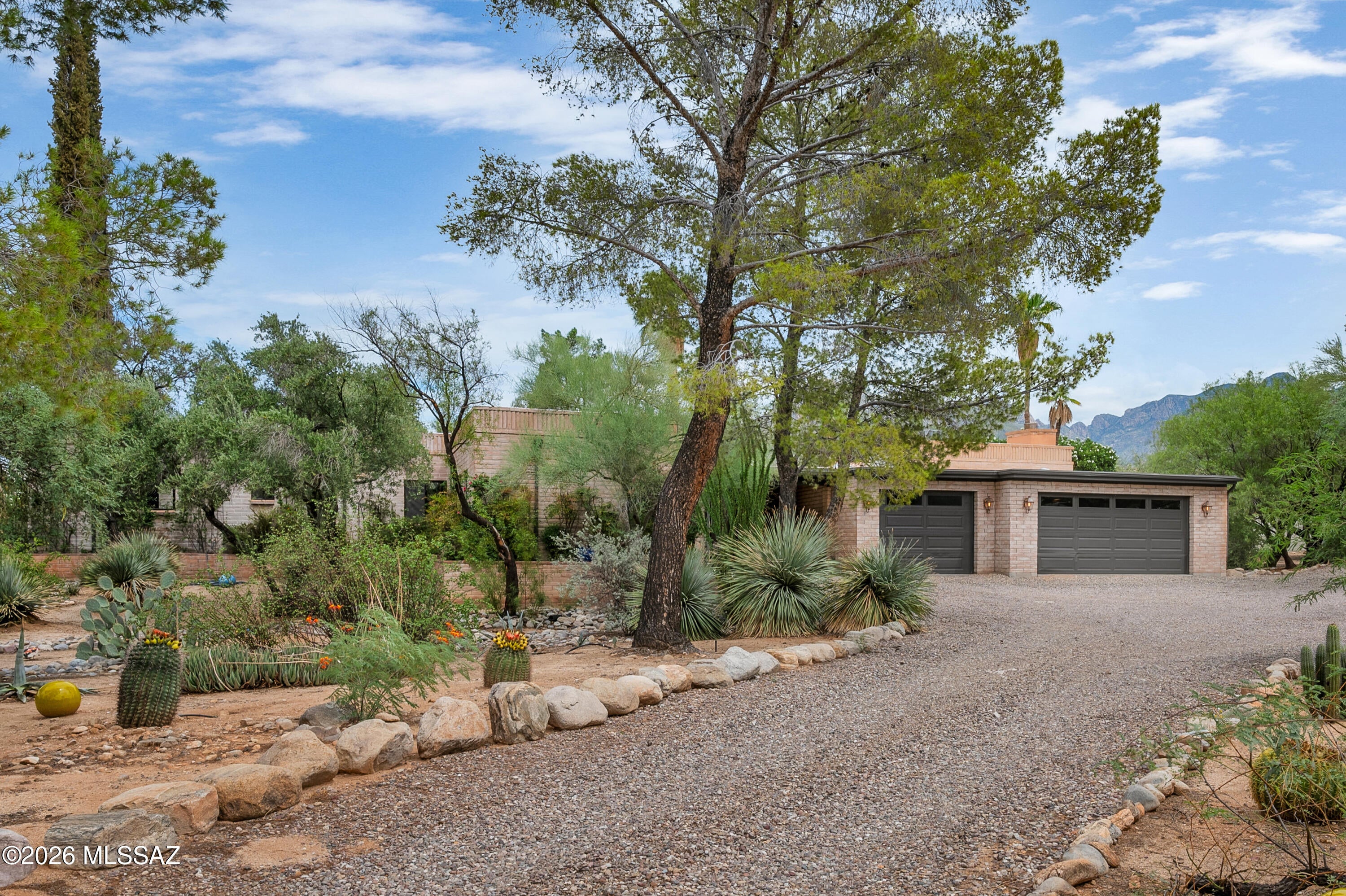 6944 N Vista Place