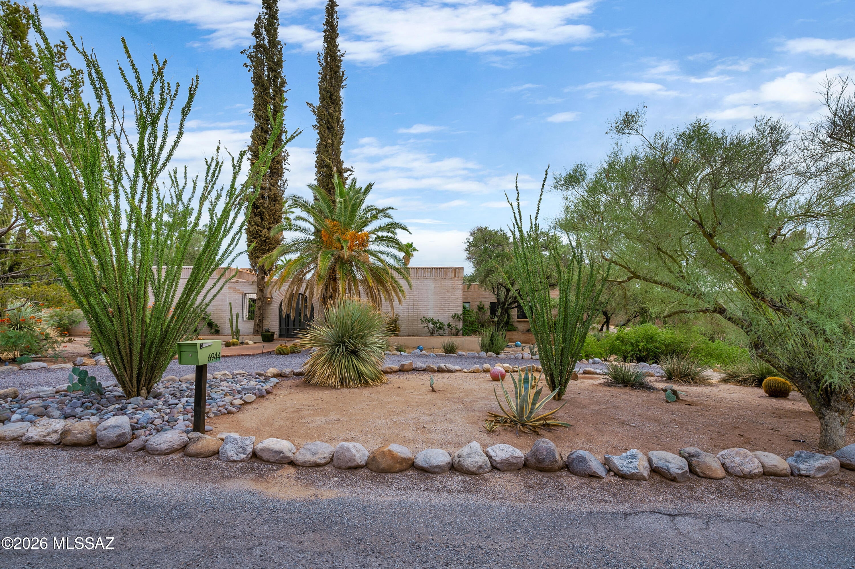 6944 N Vista Place