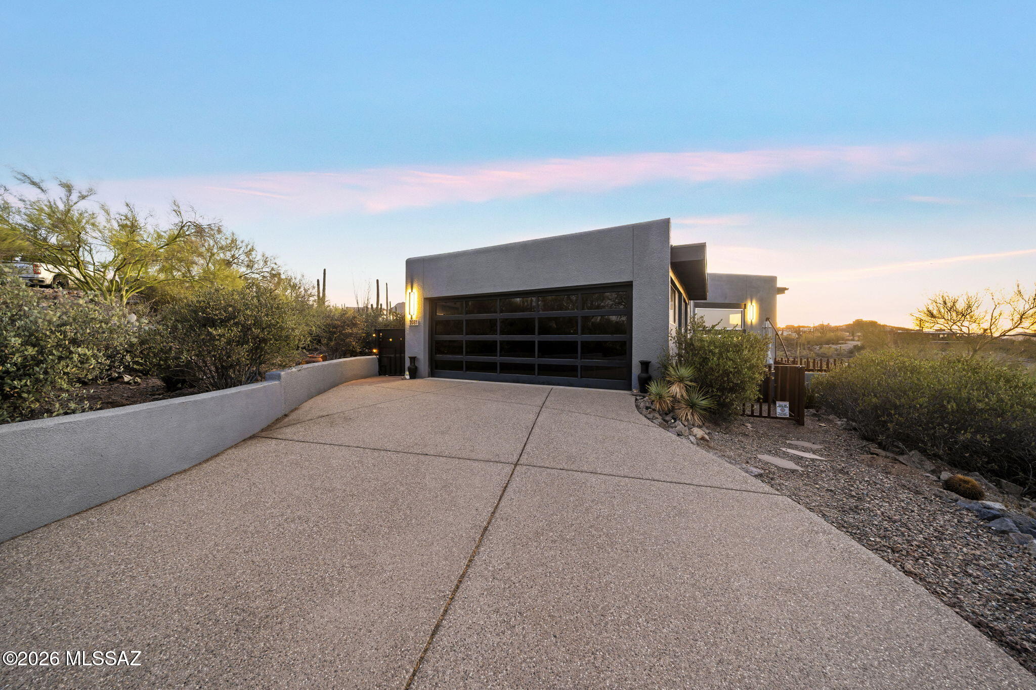 2081 N Calle Del Suerte