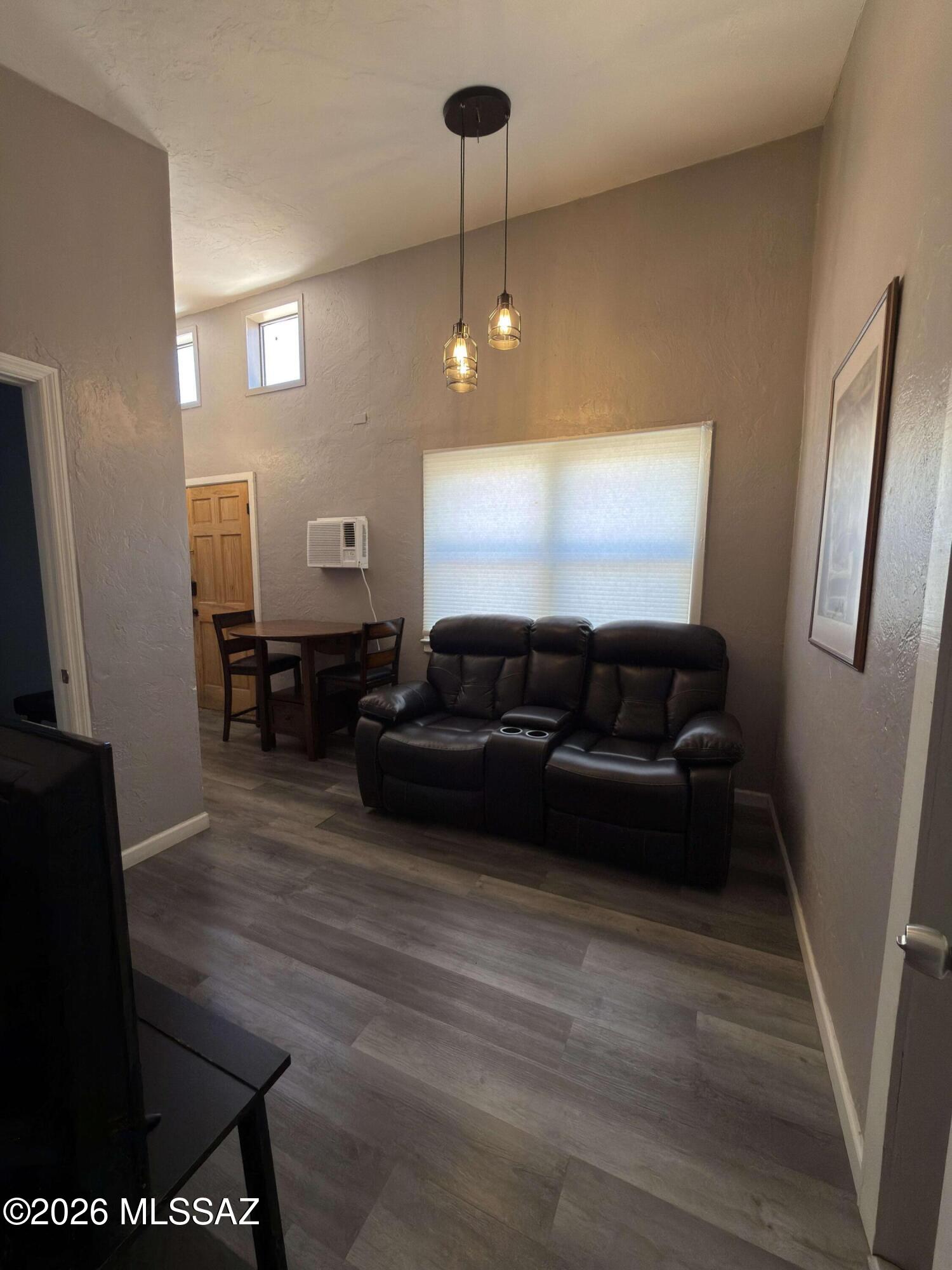 Country Club Manor - Residential Income