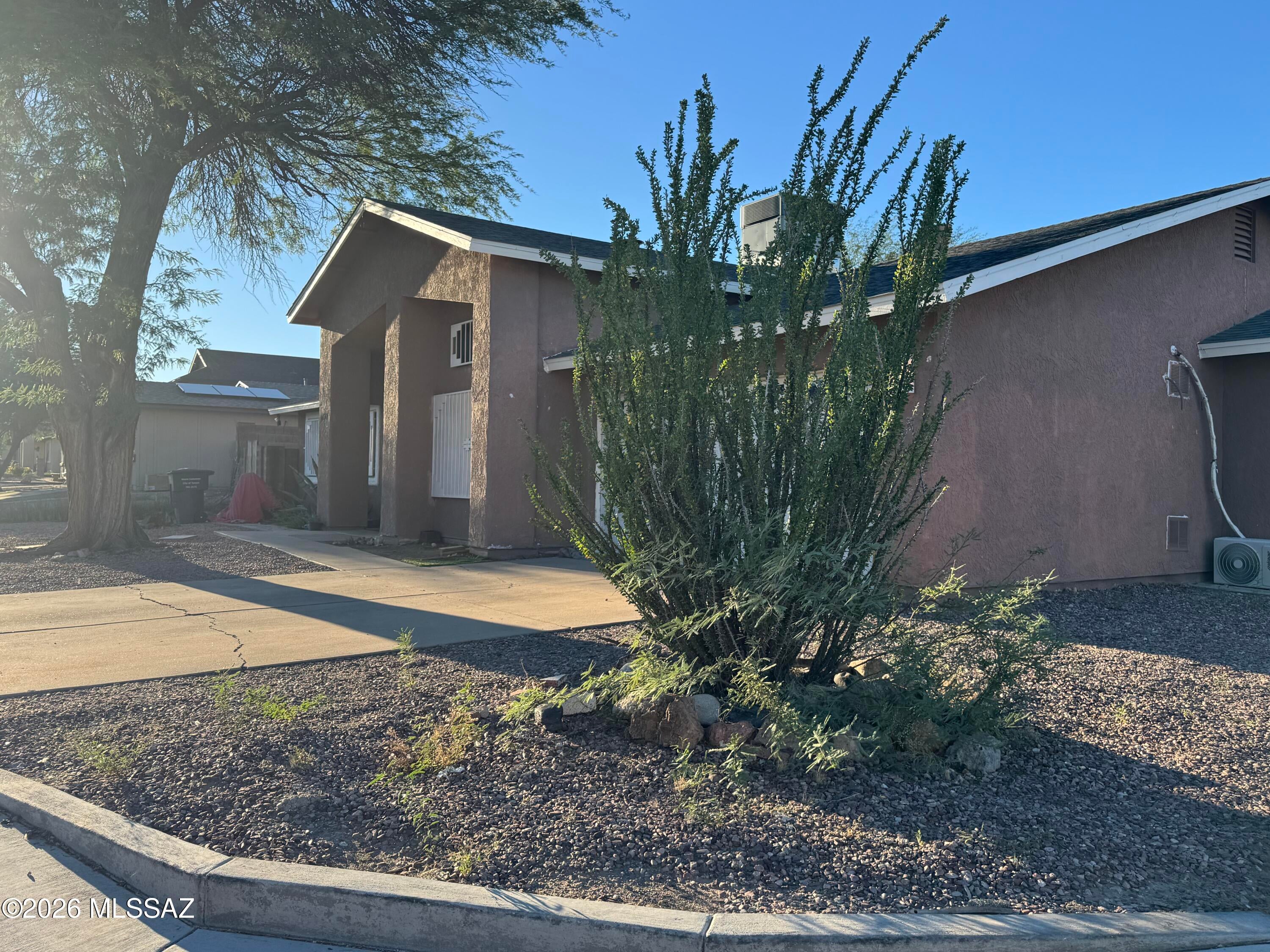 1750 W Mountain Oak Lane
