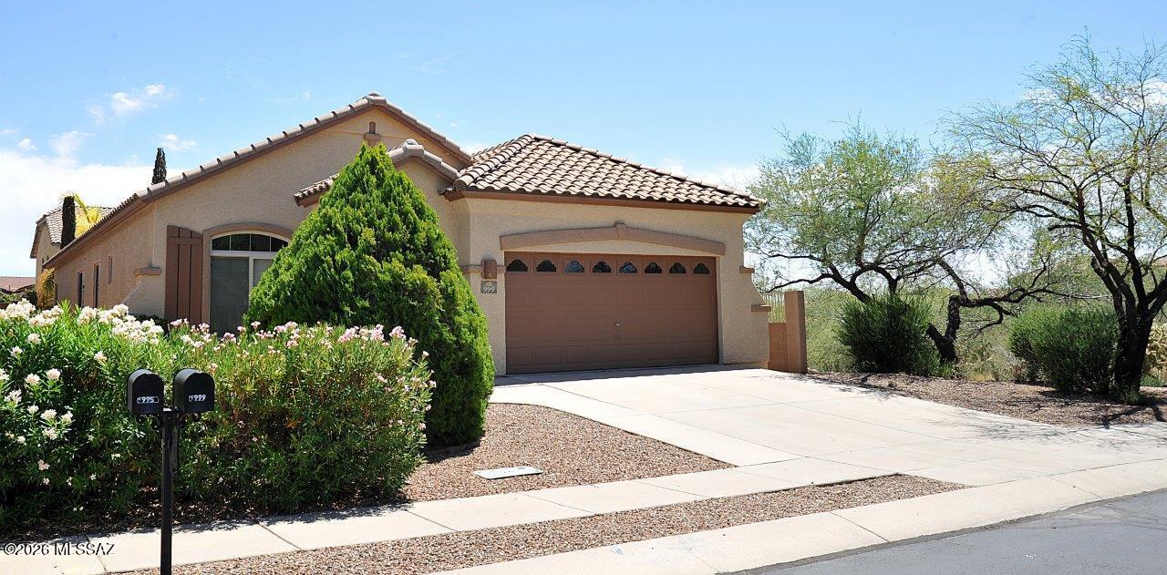 999 W Waxleaf Place