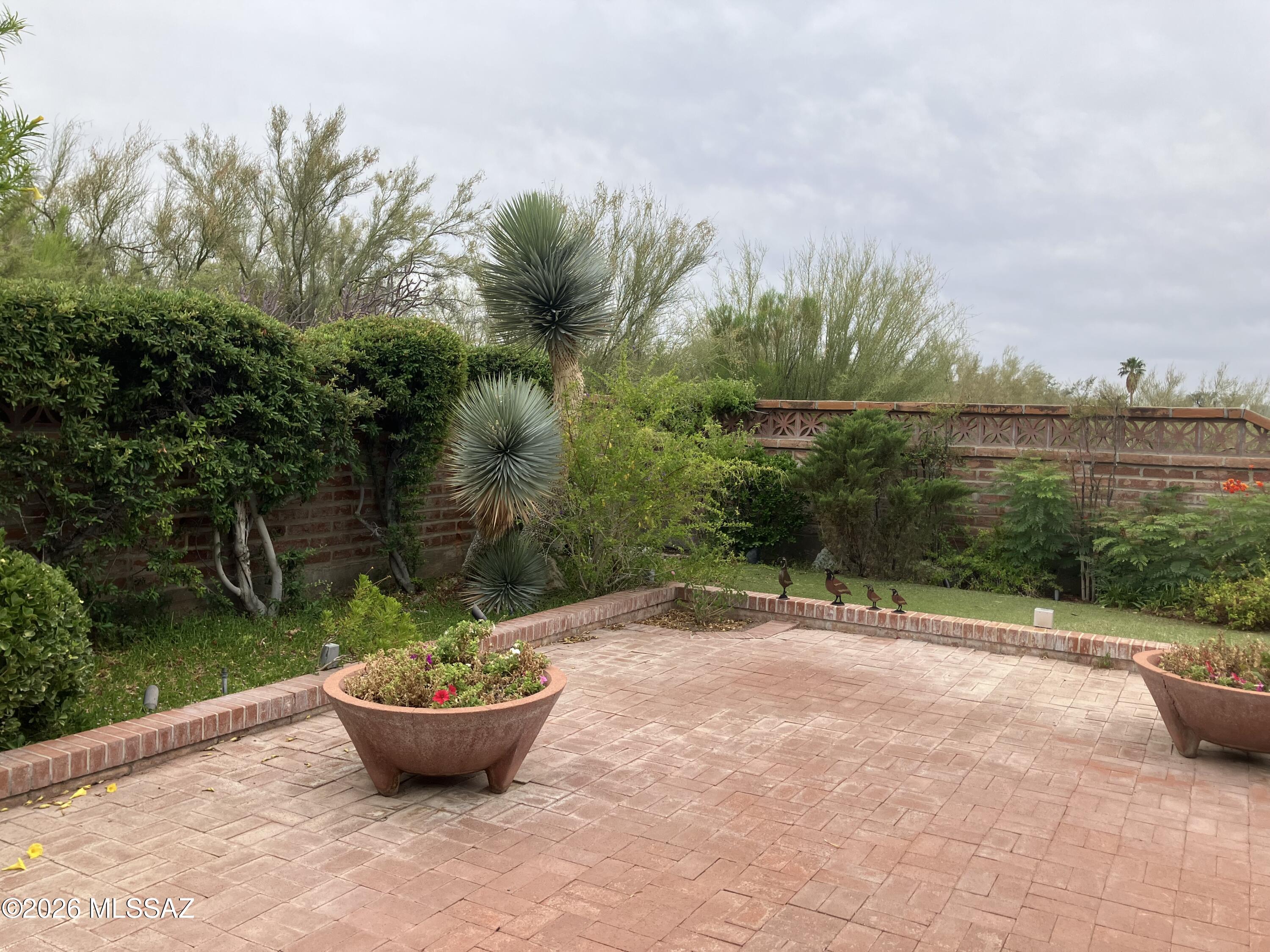 6511 N Calle Padre Felipe